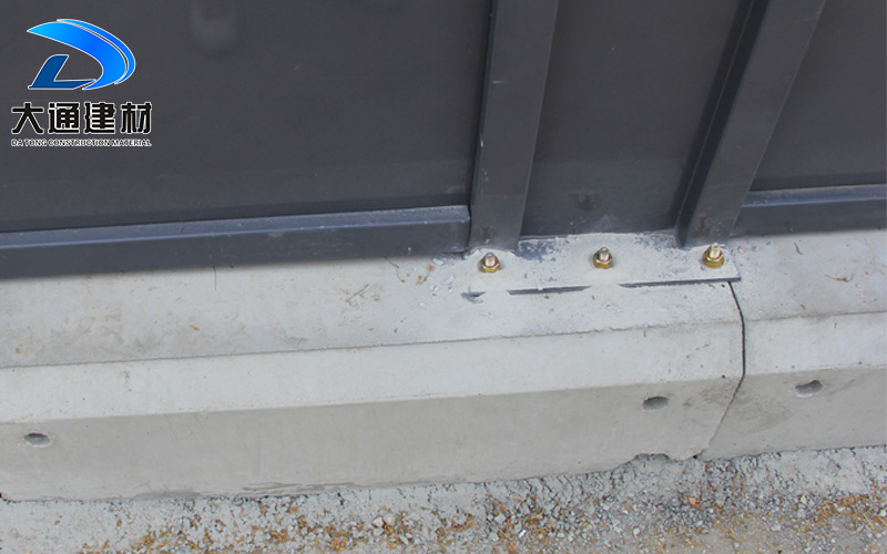 A類鋼結構圍擋，圍擋安裝基礎水泥塊